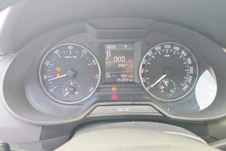 Used Skoda Octavia 2015 1.6L Automatic Yijie Edition Odometer Close Up