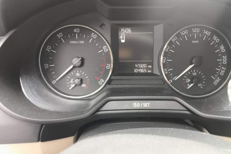 Used Skoda Octavia 2015 1.6L Automatic Yijie Edition Odometer Close Up