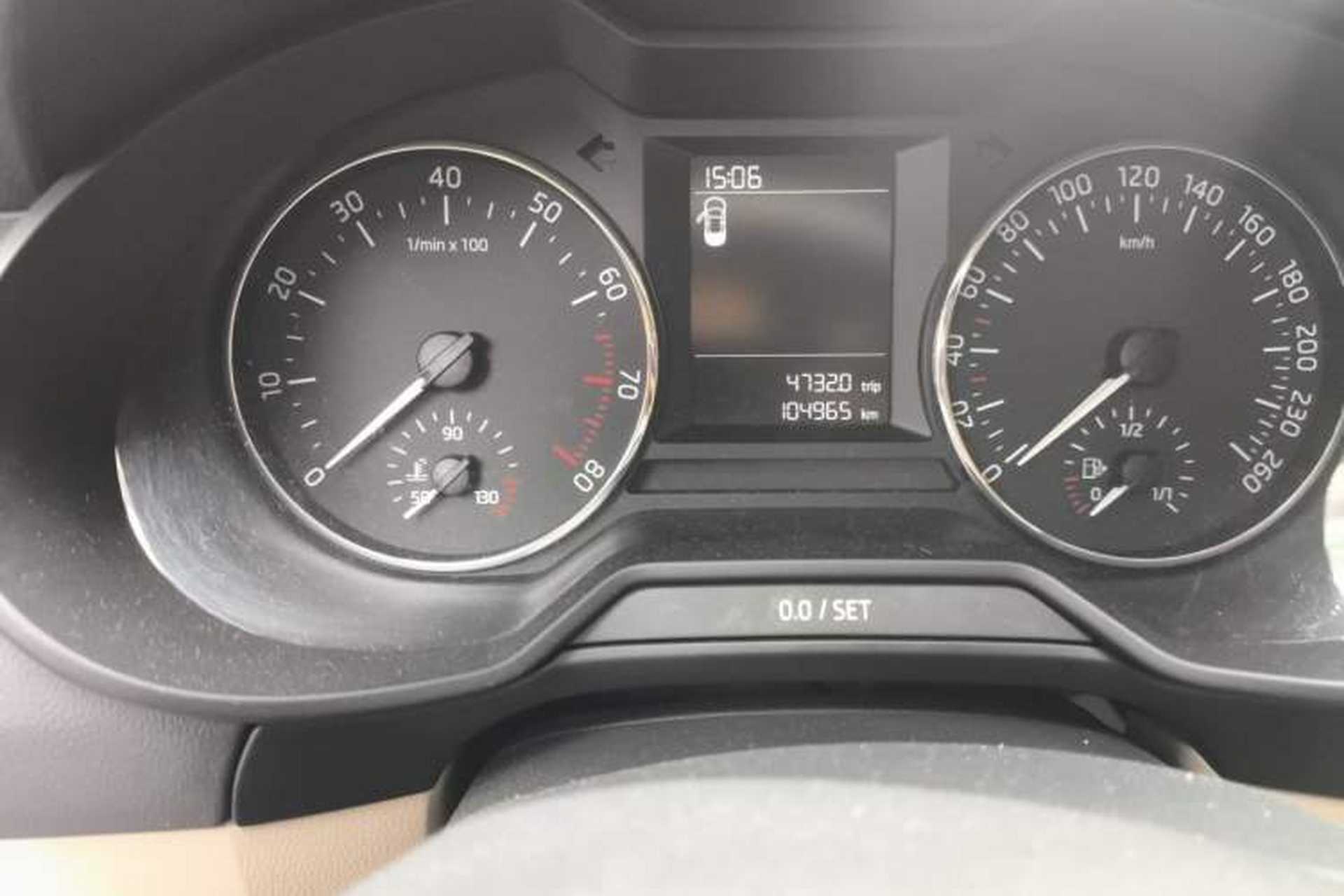 Used Skoda Octavia 2015 1.6L Automatic Yijie Edition Odometer Close Up