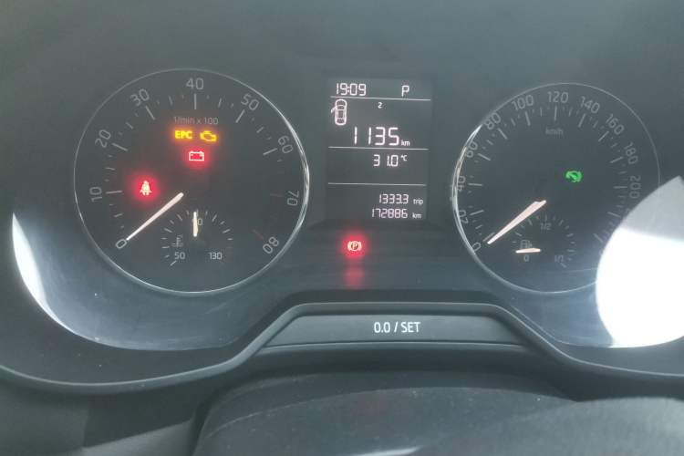 Used Skoda Octavia 2015 1.6L Automatic Yijie Edition Odometer Close Up