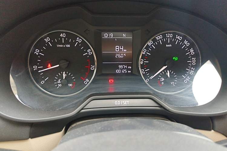 Used Skoda Octavia 2015 1.6L Automatic Yijie Edition Odometer Close Up