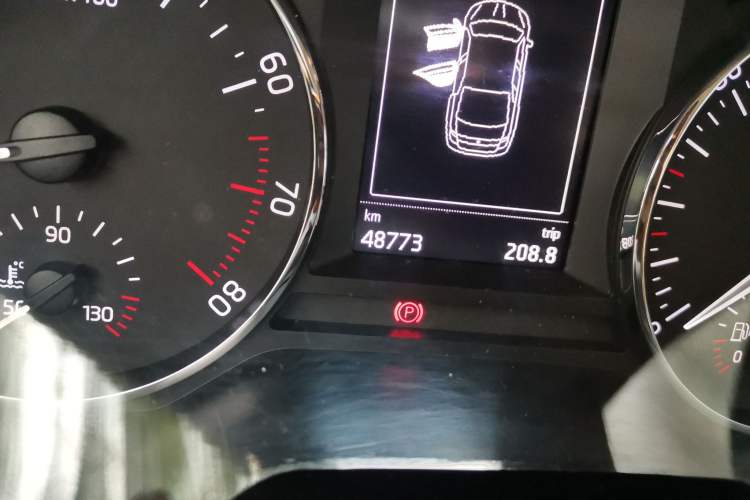 Used Skoda Octavia 2015 1.6L Automatic Yijie Edition Odometer Close Up