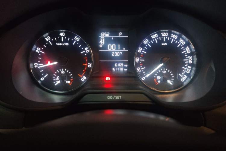 Used Skoda Octavia 2015 1.6L Automatic Yijie Edition Odometer Close Up