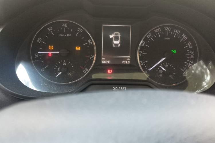 Used Skoda Octavia 2015 1.6L Automatic Yijie Edition Odometer Close Up