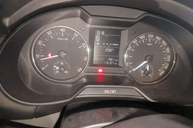 Used Skoda Octavia 2015 1.6L Manual Yijie Edition Odometer Close Up