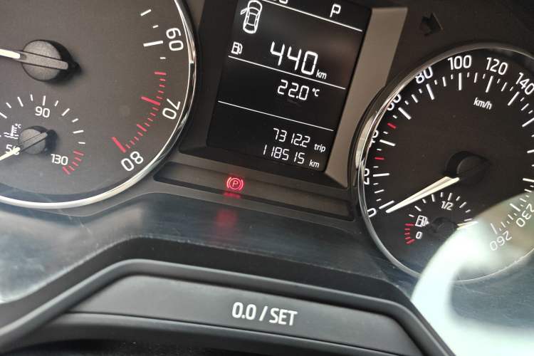Used Skoda Octavia 2015 1.6L Automatic Yijie Edition Odometer Close Up