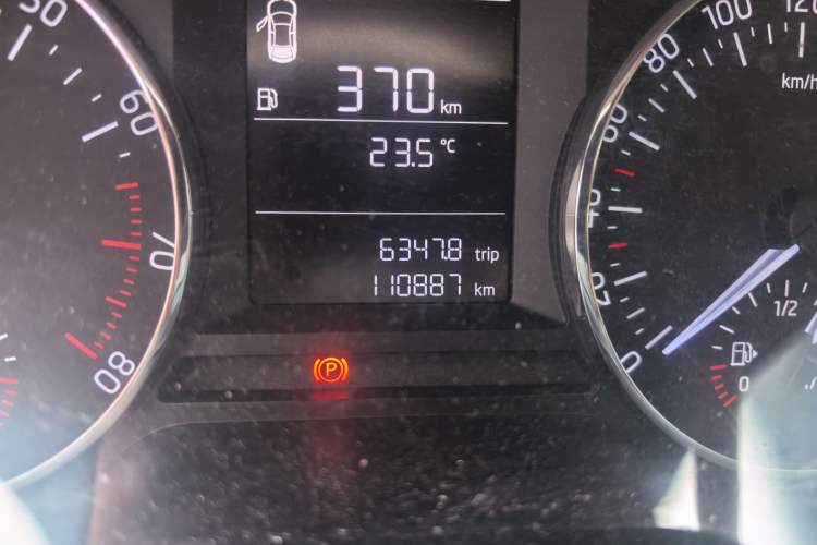 Used Skoda Octavia 2015 1.6L Manual Eado Edition Odometer Close Up