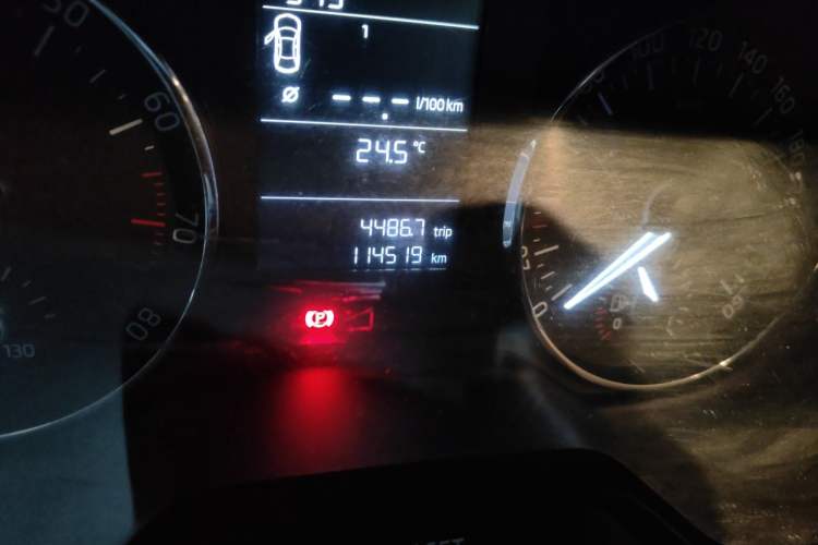 Used Skoda Octavia 2015 1.6L Manual Yijie Edition Odometer Close Up