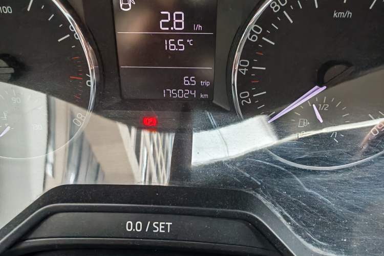 Used Skoda Octavia 2015 1.6L Manual Eado Edition Odometer Close Up