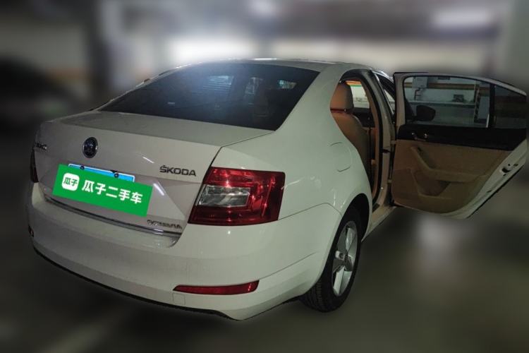 Used Skoda Octavia 2015 1.6L Automatic Yijun Edition Rear Right 45 Deg