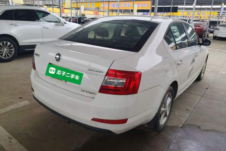 Used Skoda Octavia 2015 1.6L Manual Yijie Edition Rear Right 45 Deg