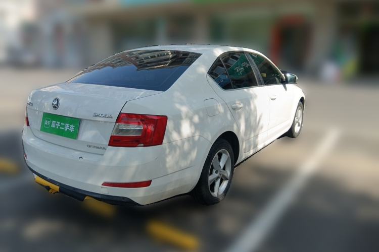 Used Skoda Octavia 2015 1.6L Automatic Yijie Edition Rear Right 45 Deg