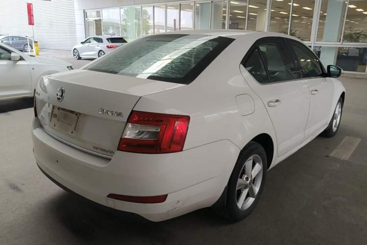Used Skoda Octavia 2015 1.6L Automatic Yijun Edition Rear Right 45 Deg