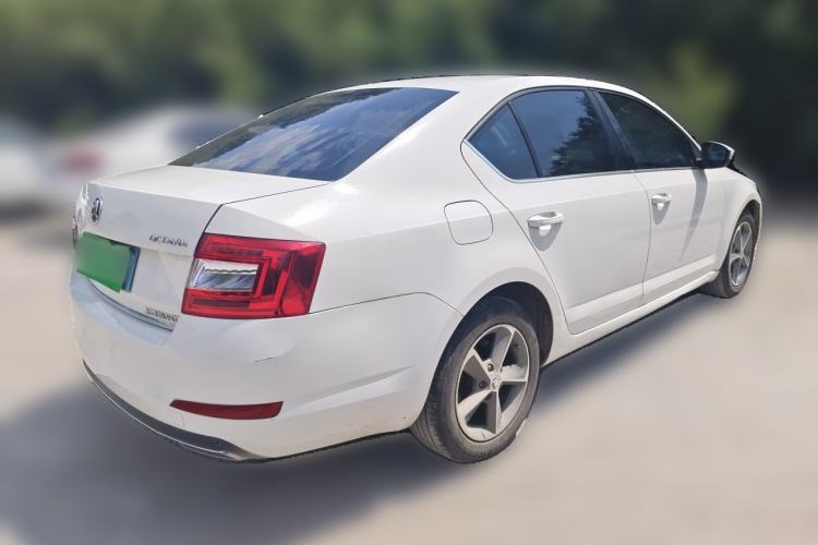 Used Skoda Octavia 2015 1.6L Manual Yijun Edition Rear Right 45 Deg