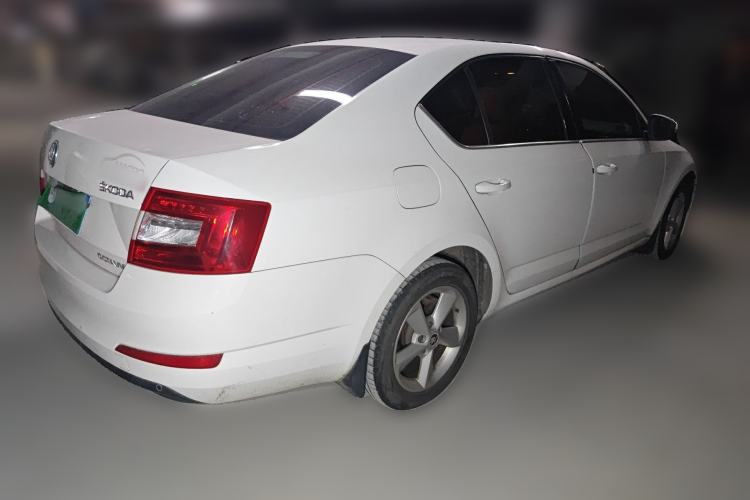Used Skoda Octavia 2015 1.6L Manual Yijie Edition Rear Right 45 Deg