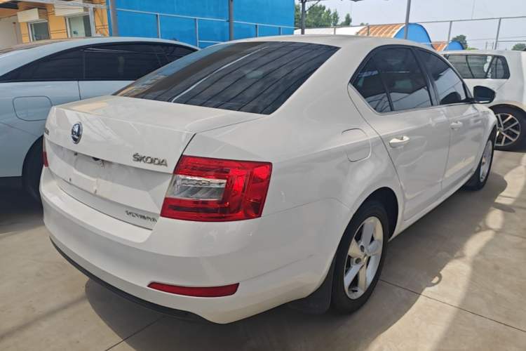 Used Skoda Octavia 2015 1.6L Automatic Yijie Edition Rear Right 45 Deg
