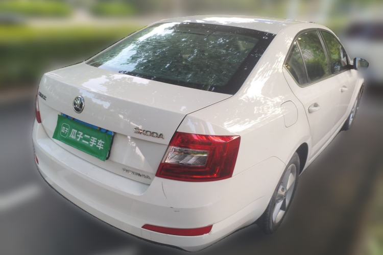 Used Skoda Octavia 2015 1.6L Automatic Yijie Edition Rear Right 45 Deg