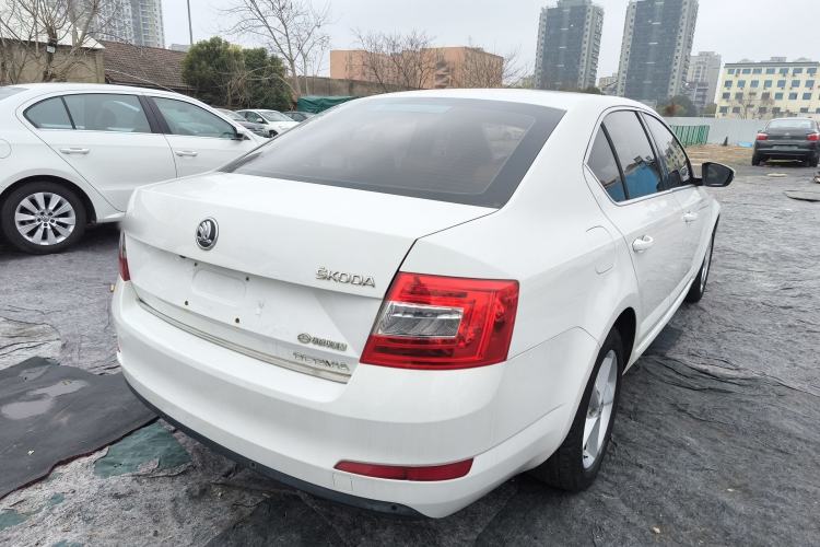 Used Skoda Octavia 2015 1.6L Manual Yijie Edition Rear Right 45 Deg