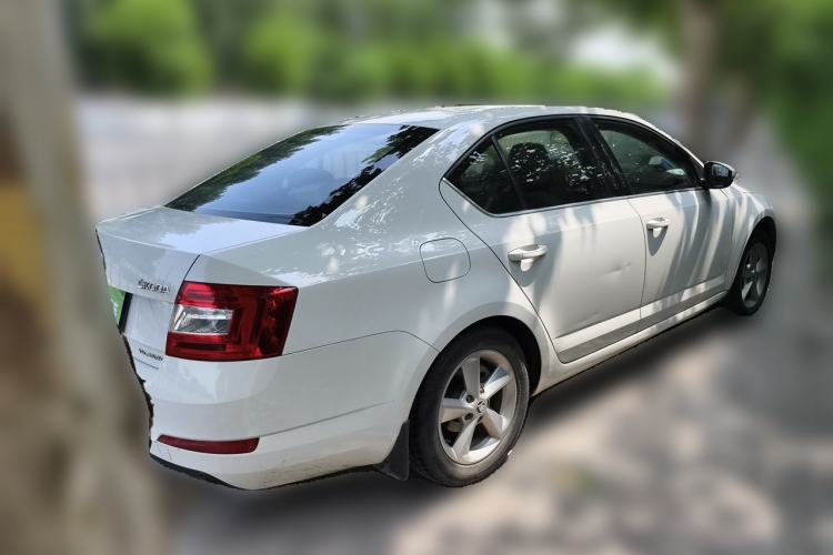 Used Skoda Octavia 2015 1.6L Manual Yijie Edition Rear Right 45 Deg