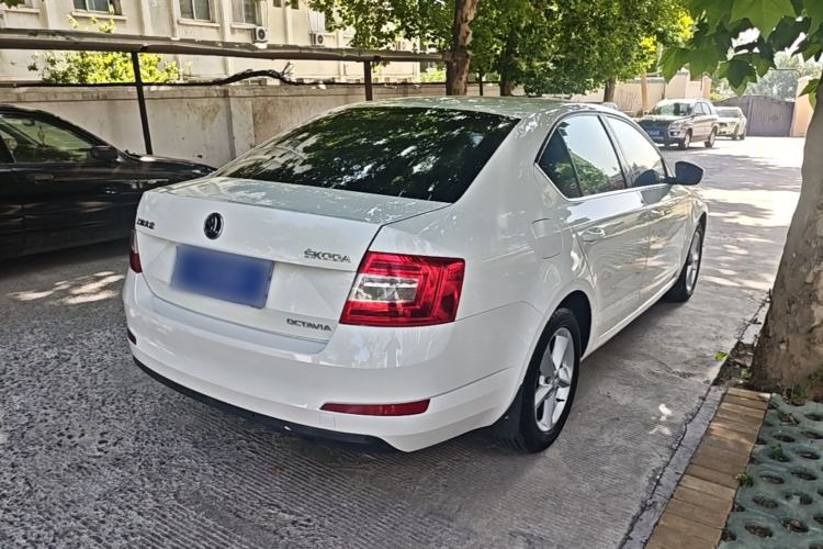 Used Skoda Octavia 2015 1.6L Manual Yijie Edition Rear Right 45 Deg