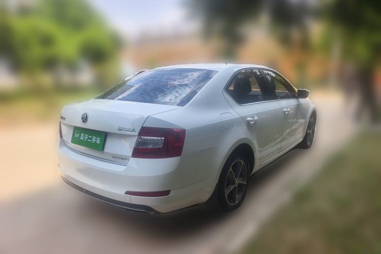 Used Skoda Octavia 2015 1.6L Manual Yijun Edition Rear Right 45 Deg
