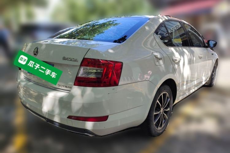 Used Skoda Octavia 2015 1.6L Manual Yijun Edition Rear Right 45 Deg