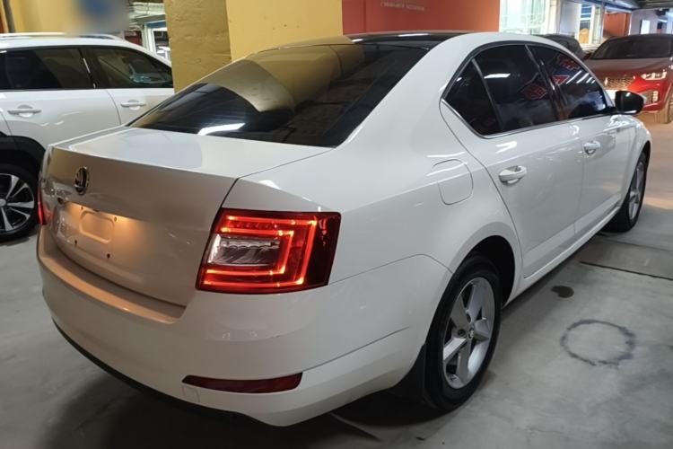 Used Skoda Octavia 2015 1.6L Automatic Yijie Edition Rear Right 45 Deg