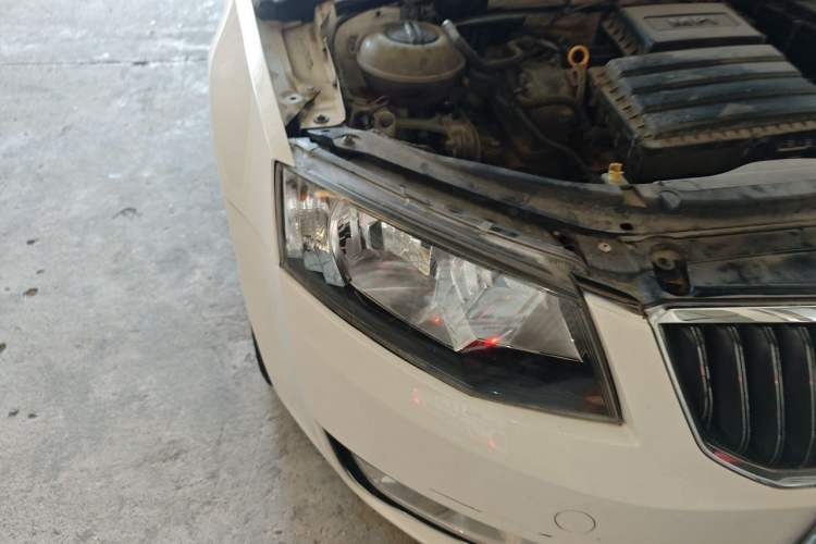 Used Skoda Octavia 2015 1.6L Automatic Yijun Edition Right Front Headlight