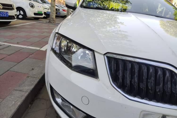 Used Skoda Octavia 2015 1.6L Manual Eado Edition Right Front Headlight