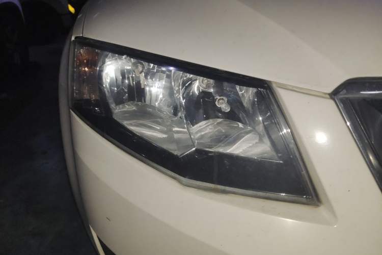 Used Skoda Octavia 2015 1.6L Automatic Eado Edition Right Front Headlight