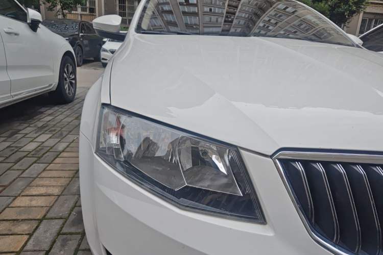 Used Skoda Octavia 2015 1.6L Manual Yijun Edition Right Front Headlight