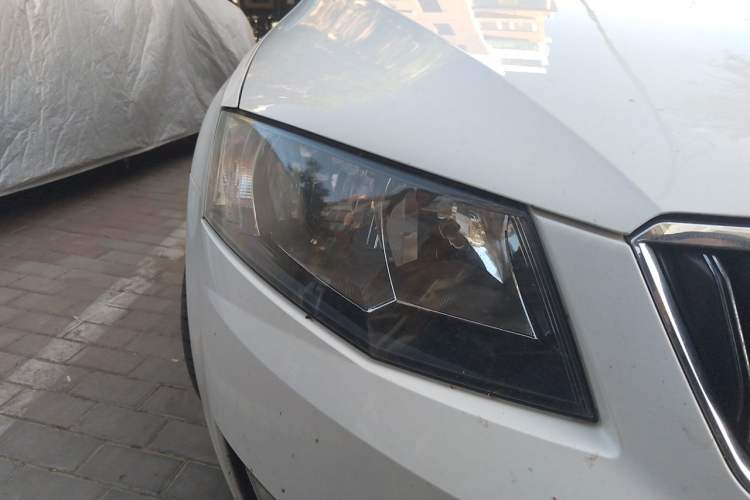 Used Skoda Octavia 2015 1.6L Manual Yijie Edition Right Front Headlight