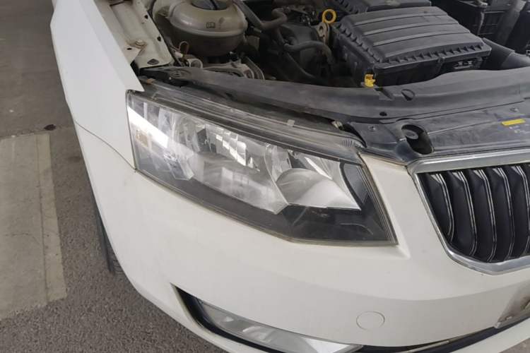 Used Skoda Octavia 2015 1.6L Automatic Yijun Edition Right Front Headlight