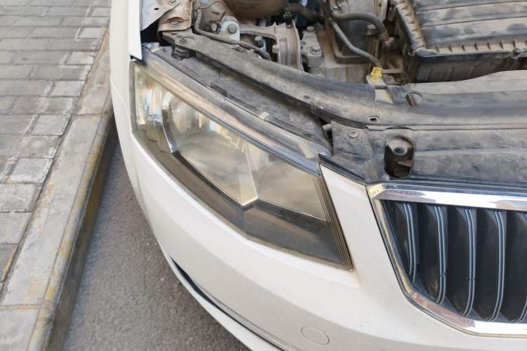 Used Skoda Octavia 2015 1.6L Automatic Yijie Edition Right Front Headlight