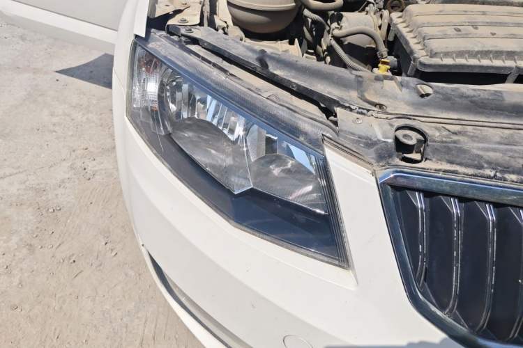 Used Skoda Octavia 2015 1.6L Manual Yijun Edition Right Front Headlight