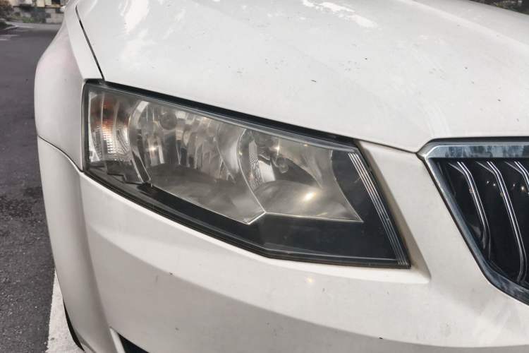Used Skoda Octavia 2015 1.6L Automatic Yijie Edition Right Front Headlight