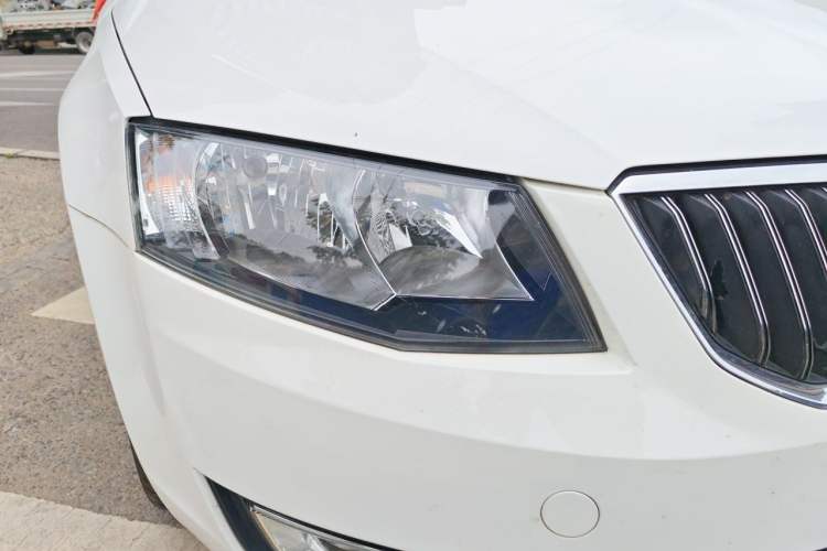 Used Skoda Octavia 2015 1.6L Automatic Yijie Edition Right Front Headlight