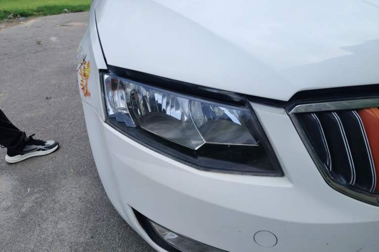Used Skoda Octavia 2015 1.6L Automatic Yijun Edition Right Front Headlight