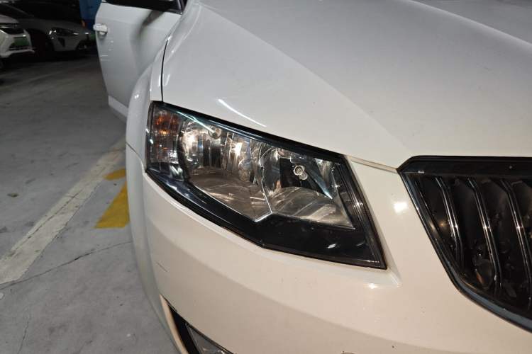 Used Skoda Octavia 2015 1.6L Automatic Yijie Edition Right Front Headlight