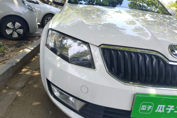 Used Skoda Octavia 2015 1.6L Manual Eado Edition Right Front Headlight