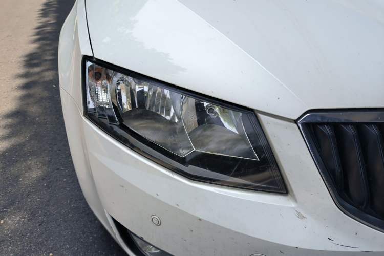 Used Skoda Octavia 2015 1.6L Manual Eado Edition Right Front Headlight