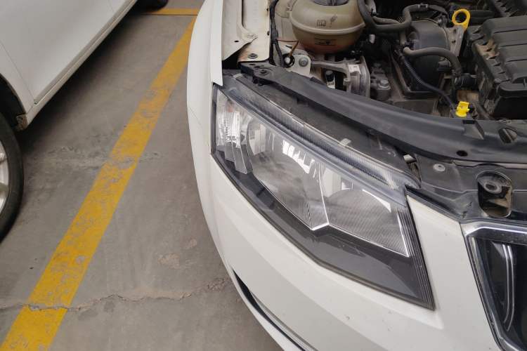 Used Skoda Octavia 2015 1.6L Automatic Yijie Edition Right Front Headlight