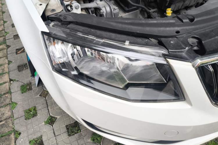 Used Skoda Octavia 2015 1.6L Automatic Yijie Edition Right Front Headlight