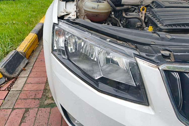 Used Skoda Octavia 2015 1.6L Automatic Yijie Edition Right Front Headlight