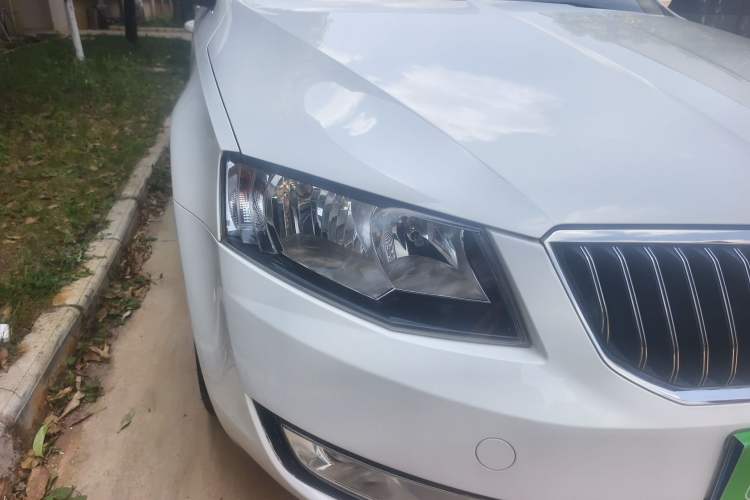 Used Skoda Octavia 2015 1.6L Manual Yijun Edition Right Front Headlight