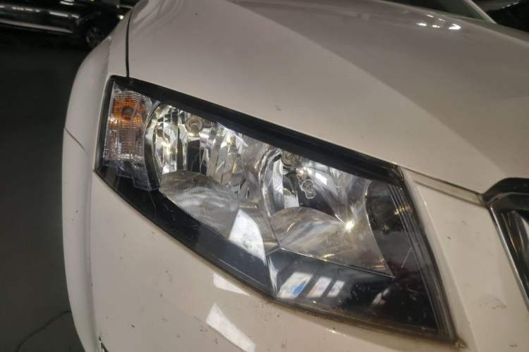 Used Skoda Octavia 2015 1.6L Manual Yijie Edition Right Front Headlight