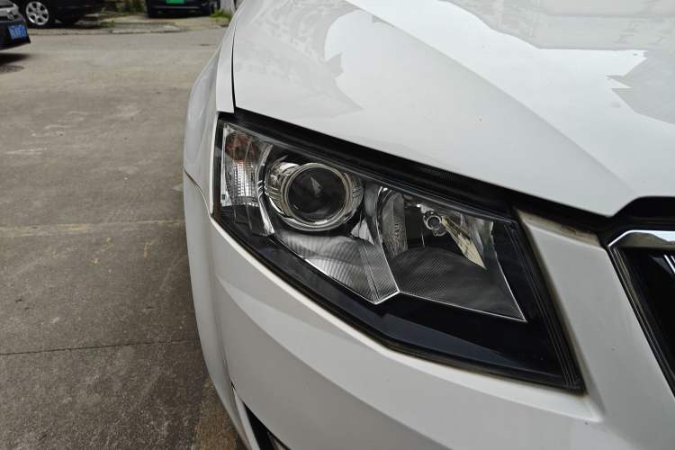 Used Skoda Octavia 2015 1.6L Automatic Yijie Edition Right Front Headlight