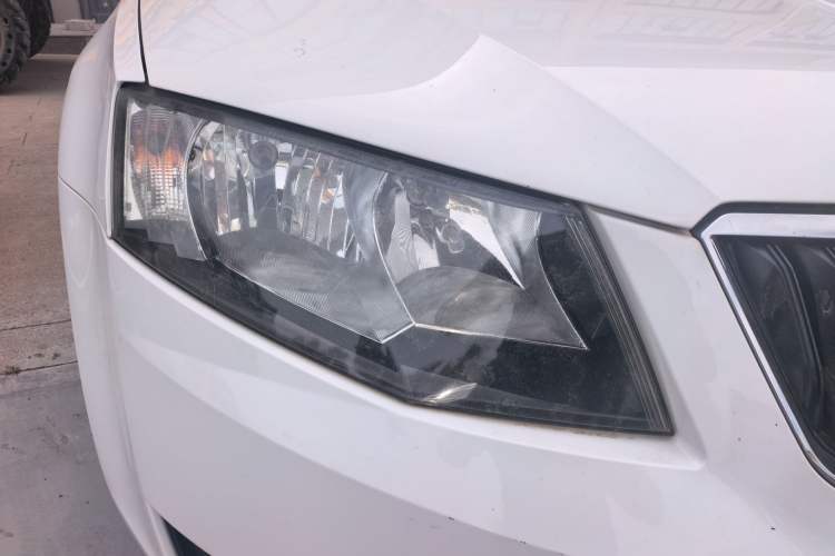 Used Skoda Octavia 2015 1.6L Manual Eado Edition Right Front Headlight