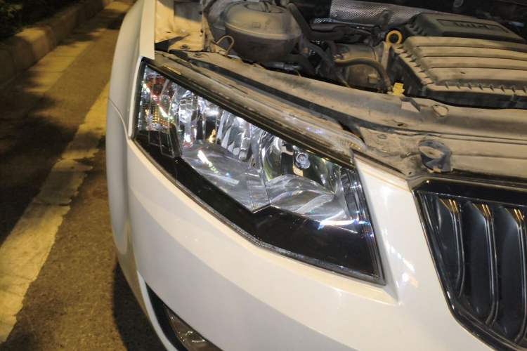 Used Skoda Octavia 2015 1.6L Automatic Yijun Edition Right Front Headlight
