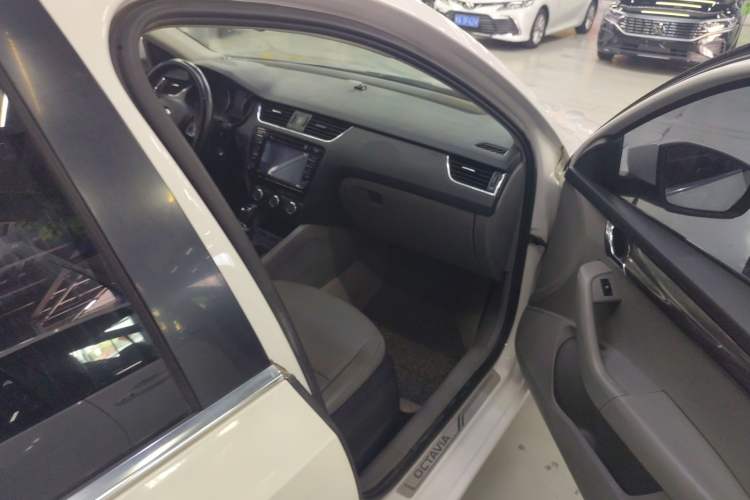 Used Skoda Octavia 2015 1.6L Automatic Yijun Edition Right Front Seat